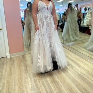 Brand new, never worn wedding dress!